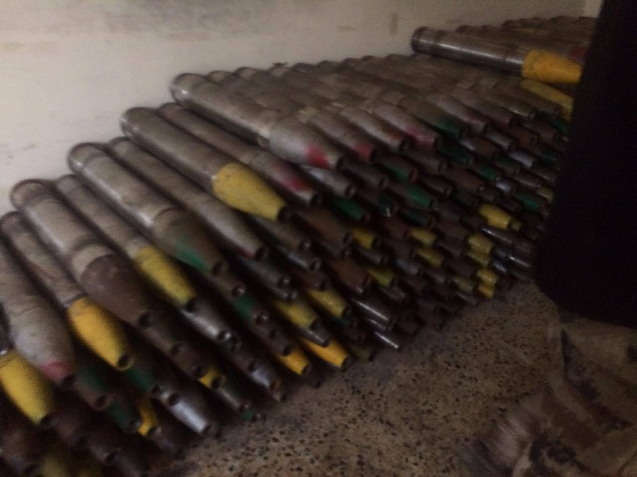 به‌ وێنه‌.. له‌ كارگه‌يه‌كى درووستكردنى چه‌كى داعشدا قوتوى بيره‌ و وێسكى دۆزرايه‌وه‌